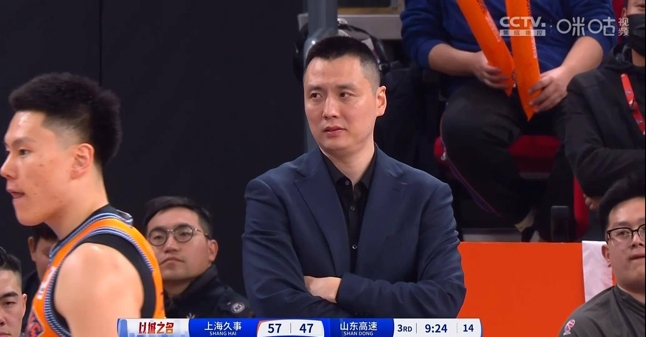 上海男篮失分不断，主教练严控战术调整